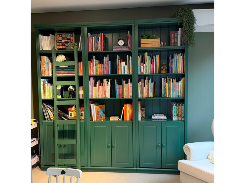 Kit três estantes Biblioteca com portas e escada, acabamento na cor verde | Coleção Biblioteca